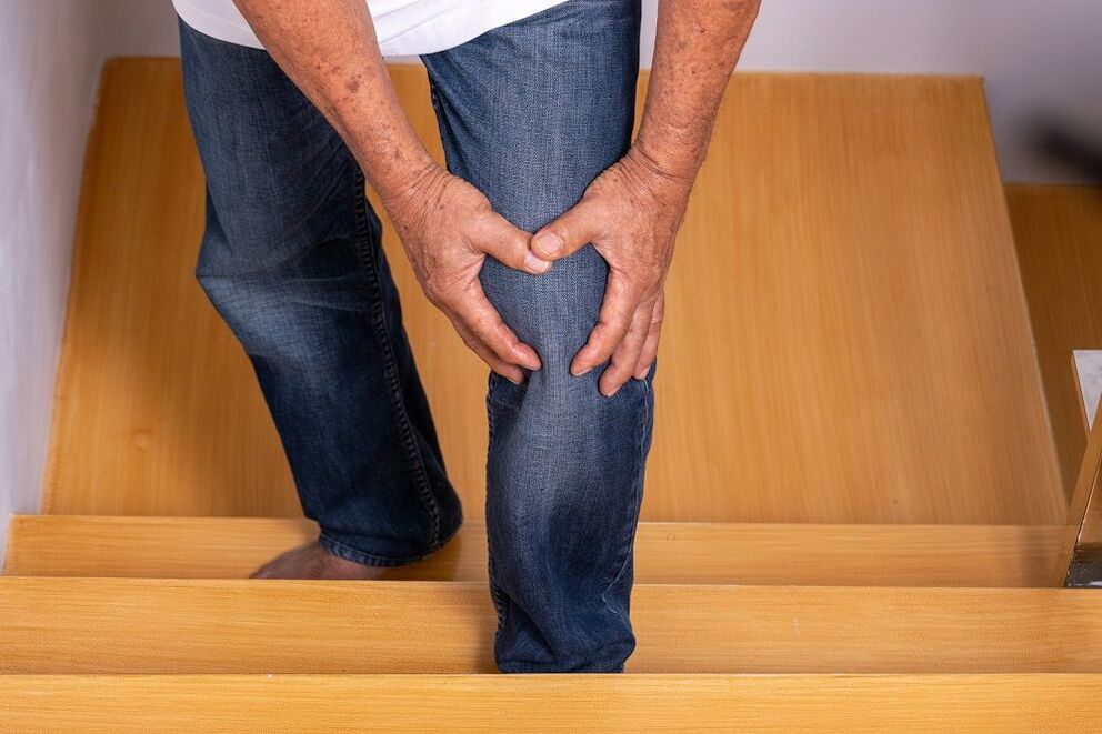біль у колінах при ходьбі сходами
